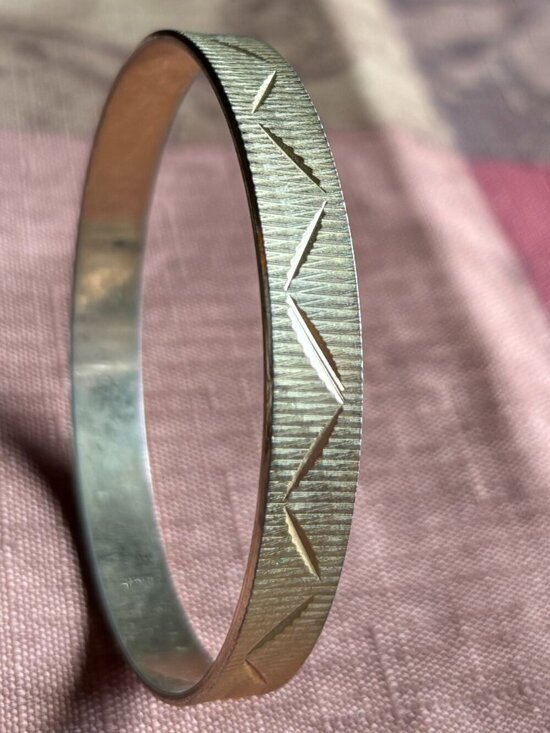 Jewelry - Vintage 1960s Florentine Finish Geometric Gold Tone Stackable Bangle